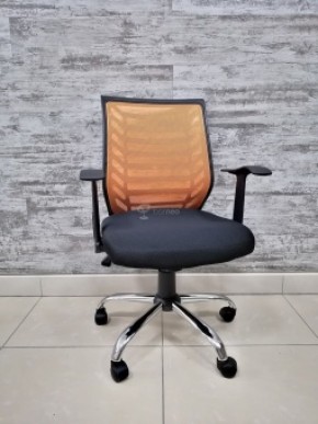 Кресло Barneo K-138 для персонала (черная ткань оранжевая сетка) в Красноуральске - krasnouralsk.mebel-74.com | фото
